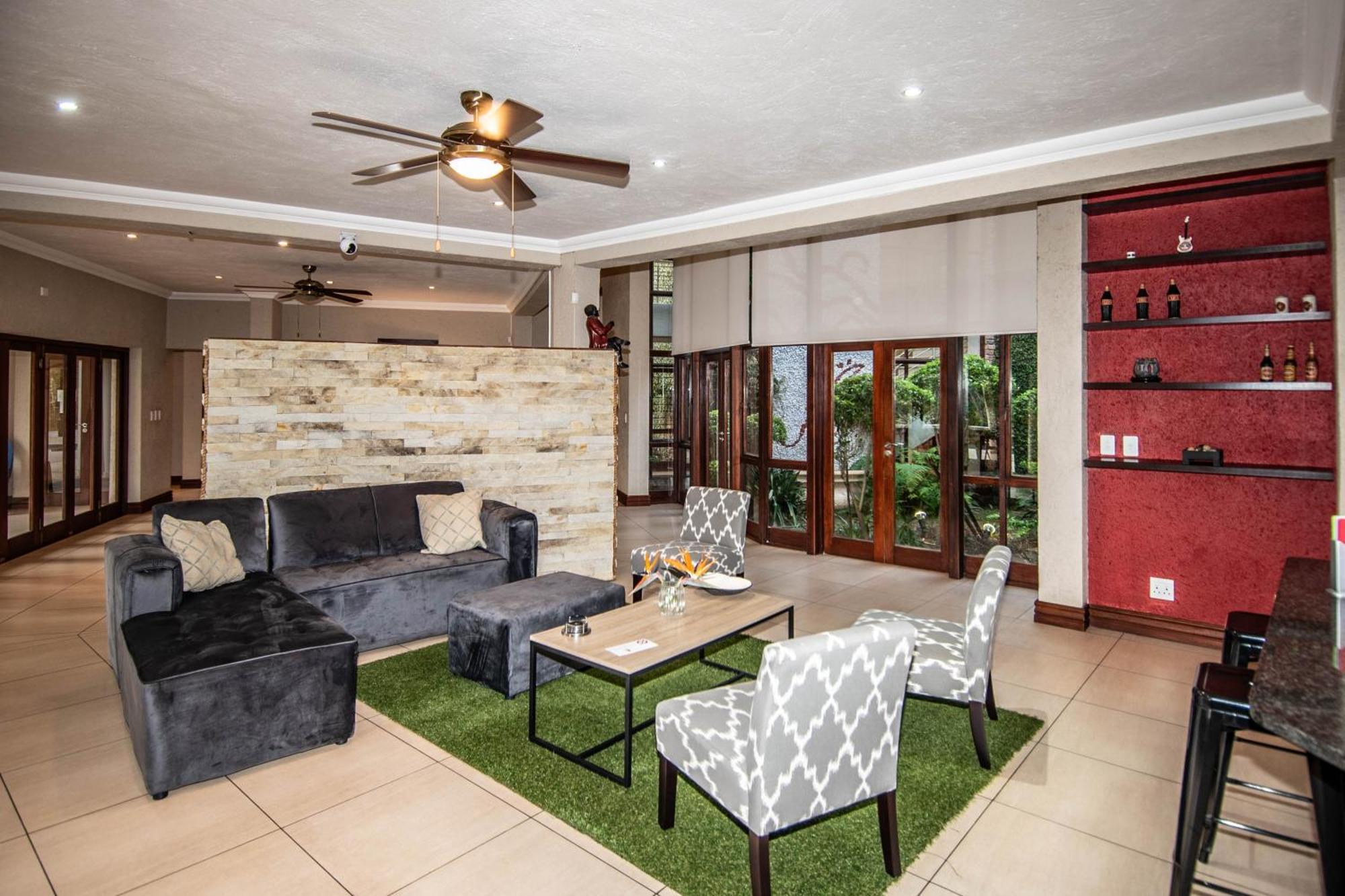 7 Saint Andrew Hotell White River Exteriör bild
